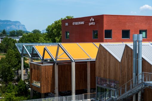 El centro comercial Neyrpic: una realización al aire libre realzada por los tejidos Dickson