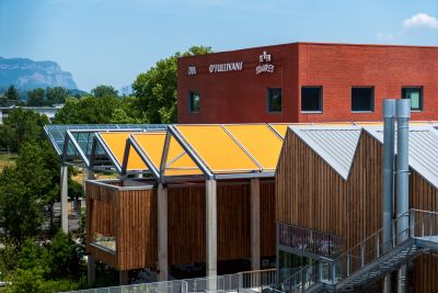 Het winkelcentrum Neyrpic: een openluchtproject dat schittert dankzij de doeken van Dickson