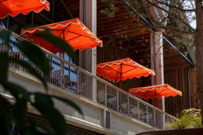 El centro comercial Neyrpic: una realización al aire libre realzada por los tejidos Dickson