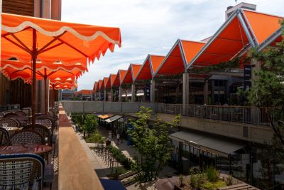 El centro comercial Neyrpic: una realización al aire libre realzada por los tejidos Dickson