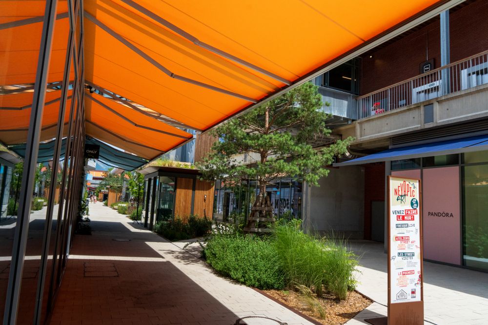 El centro comercial Neyrpic: una realización al aire libre realzada por los tejidos Dickson