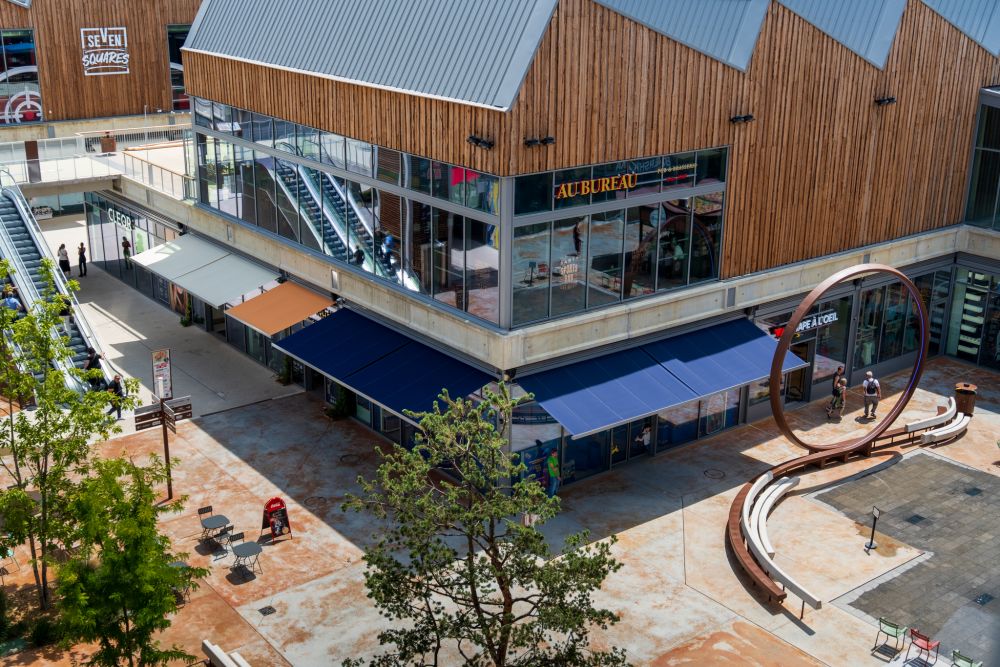 El centro comercial Neyrpic: una realización al aire libre realzada por los tejidos Dickson