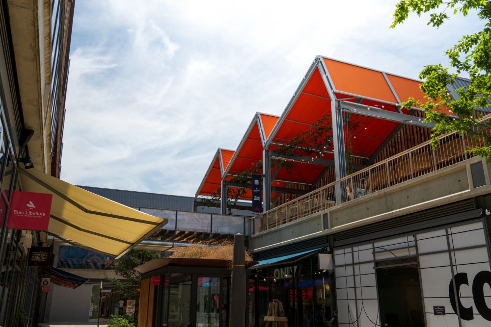 El centro comercial Neyrpic: una realización al aire libre realzada por los tejidos Dickson