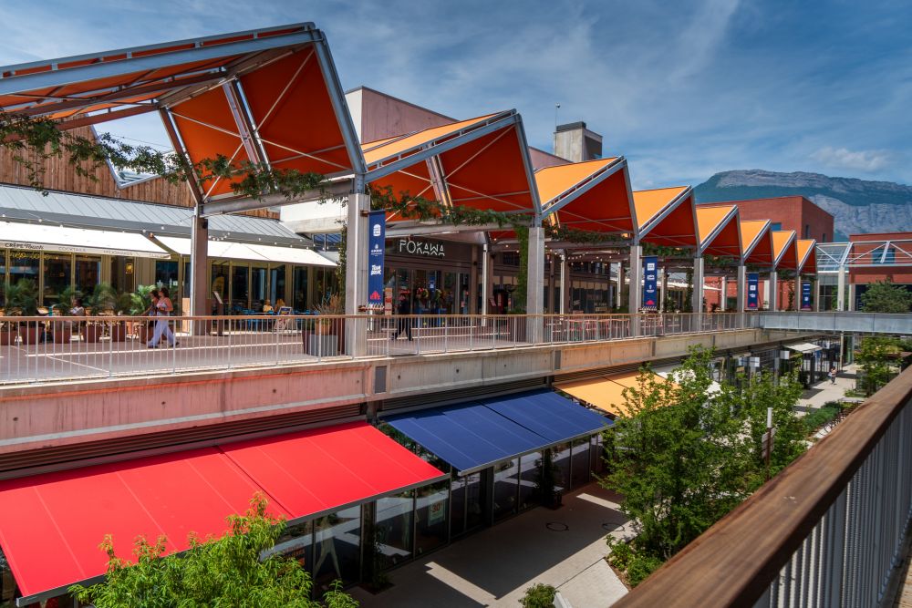 El centro comercial Neyrpic: una realización al aire libre realzada por los tejidos Dickson