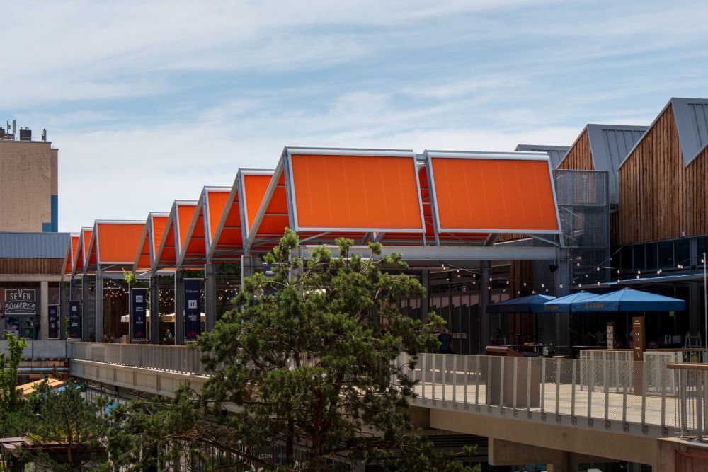 El centro comercial Neyrpic: una realización al aire libre realzada por los tejidos Dickson