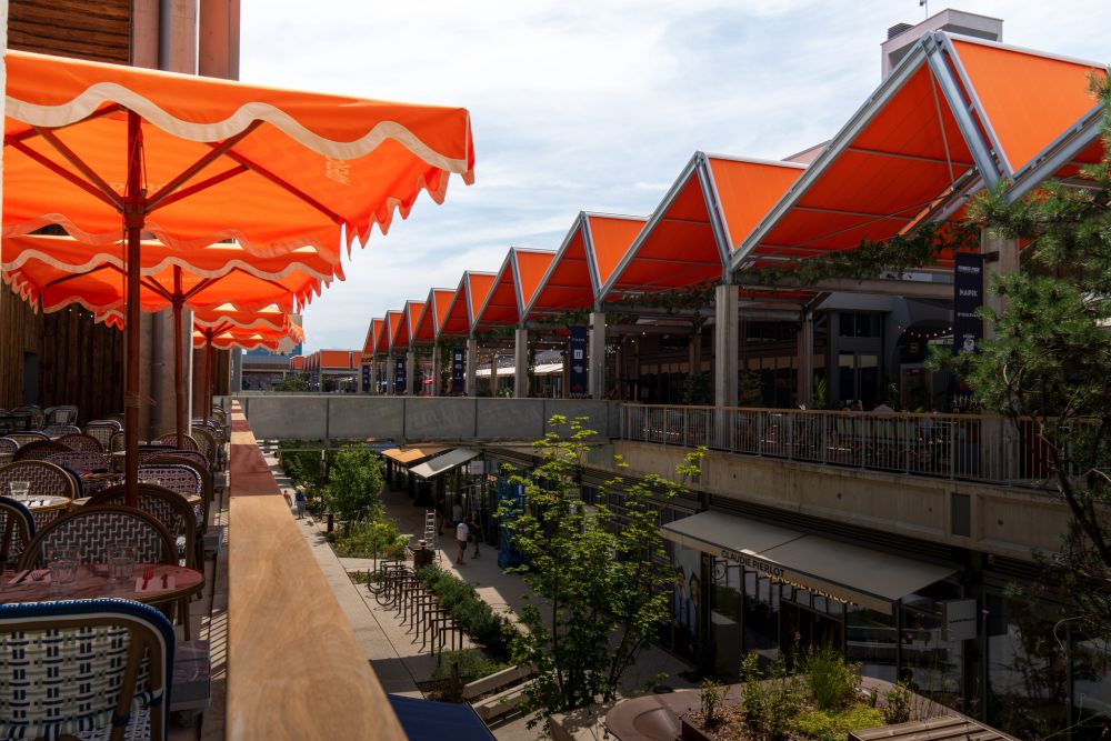 El centro comercial Neyrpic: una realización al aire libre realzada por los tejidos Dickson