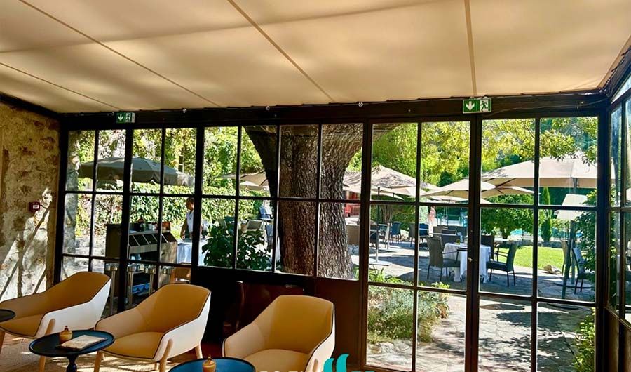 La Bastide de Mougins : confort et élégance grâce aux toiles d'ombrage intérieures Cosywee