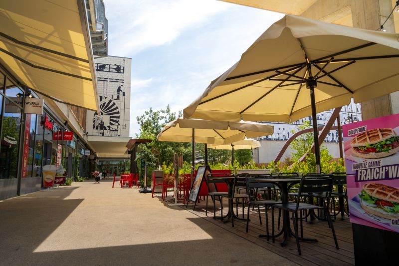El centro comercial Neyrpic: una realización al aire libre realzada por los tejidos Dickson