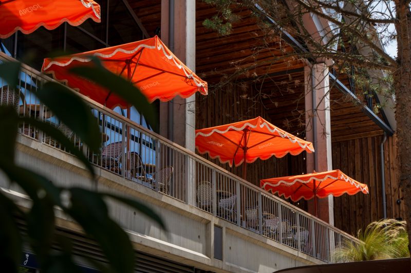 El centro comercial Neyrpic: una realización al aire libre realzada por los tejidos Dickson