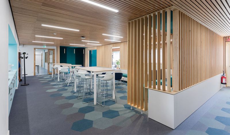 Lycée Voltaire redo för det nya läsåret tack vare Dickson Woven Flooring