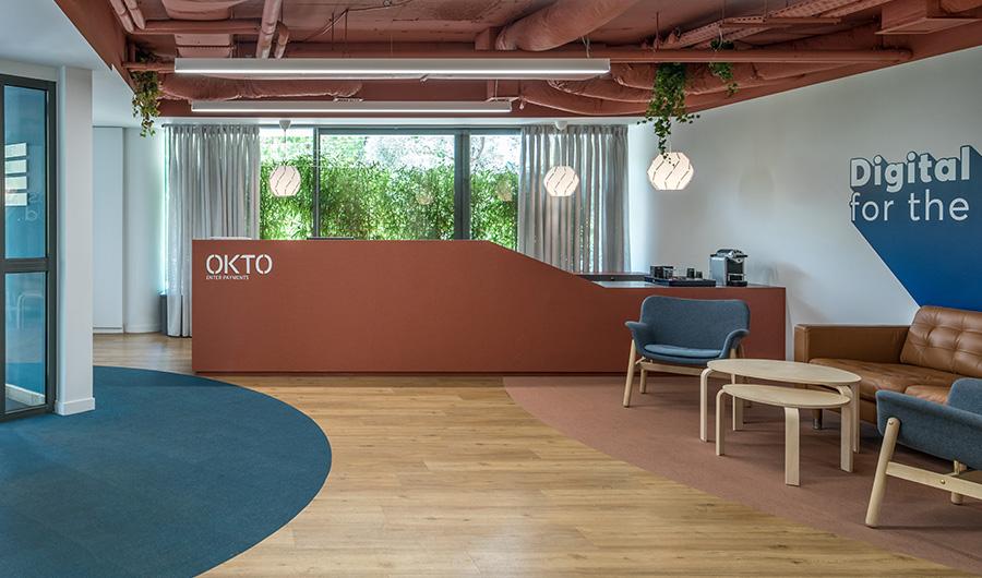 OKTOPay viste el suelo de sus oficinas de referencia con Dickson