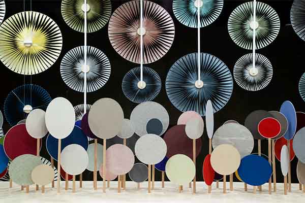 Montaje "Fleurs du vent", caseta de Sunbrella en el Salón del Mueble de Milán, 2019